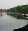 黃水河兩岸生機盎然，綠意蔥蘢，走在兩岸曲徑通幽的小路上，暗香來襲，沁人心脾，成為西寧市的一處天然氧吧。